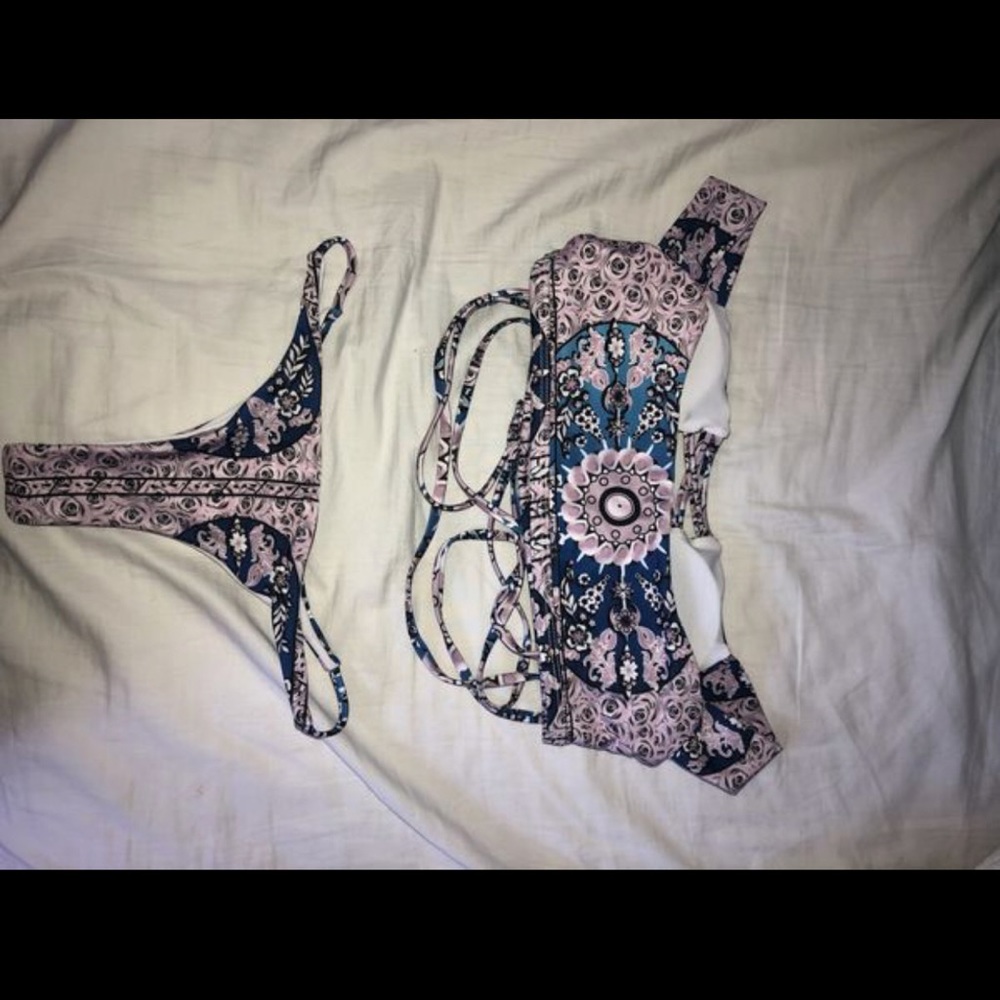 Bikini - Picture 2 of 2